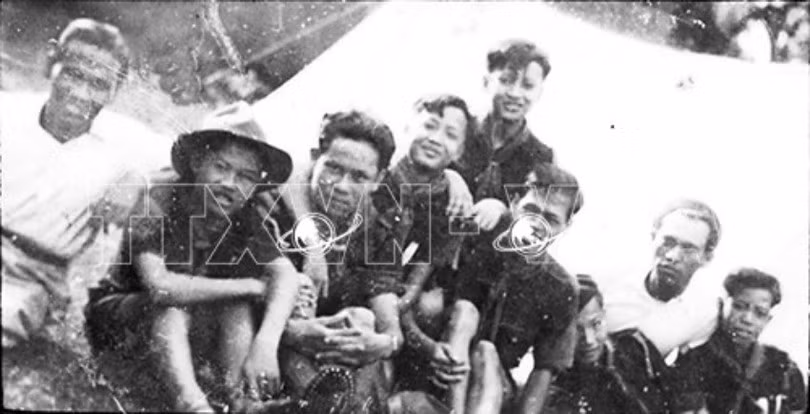 dong-chi-tran-kim-xuyen-thu-ba-tu-trai-cung-cac-thieu-nien-trong-doan-huong-dao-sinh-do-ong-phu-trach-truoc-cach-mang-thang-tam-anh-ttxvn.jpg