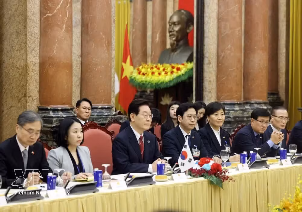 Le président Lee Jae Myung et la délégation sud-coréenne lors de l'entretien. Photo: VNA