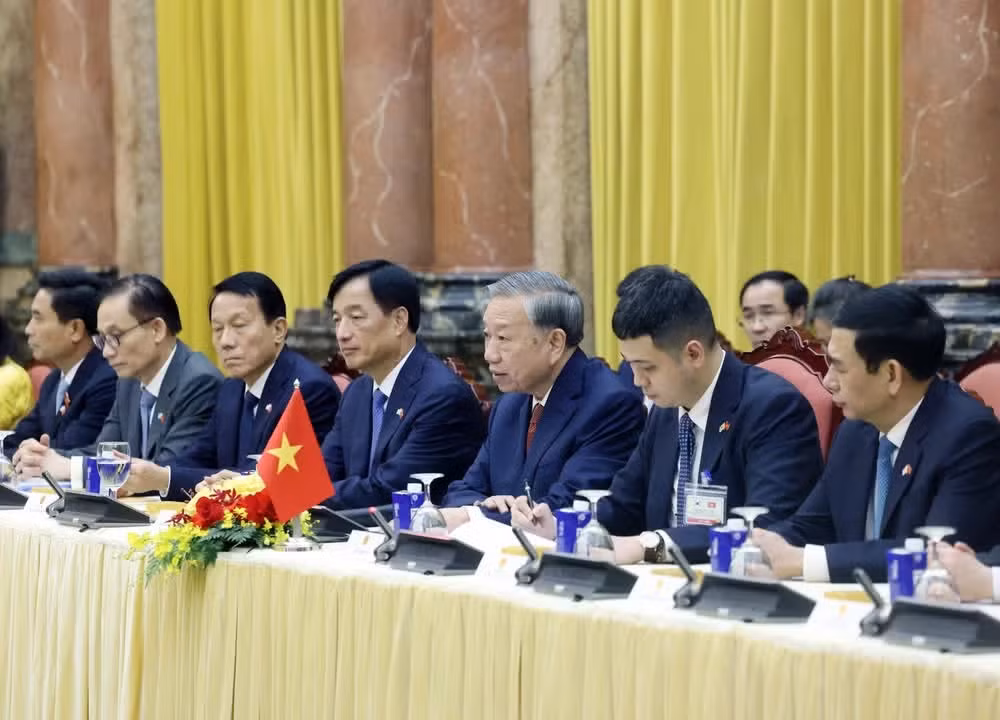 Le dirigeant To Lam et la délégation vietnamienne lors de l'entretien. Photo: VNA