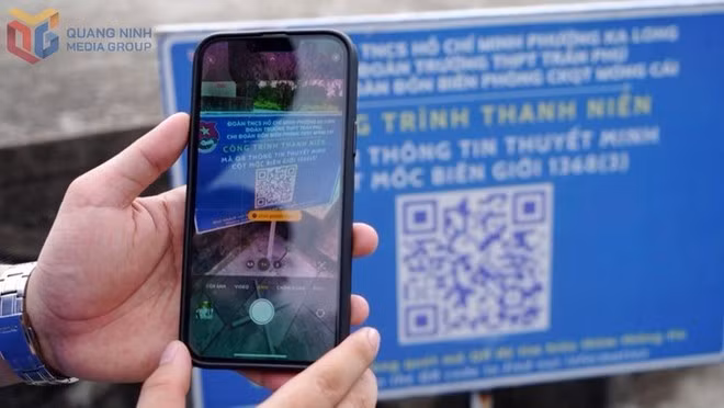 Des codes QR permettent aux visiteurs d’accéder à des informations sur les sites touristiques. Photo : baoquangninh.vn