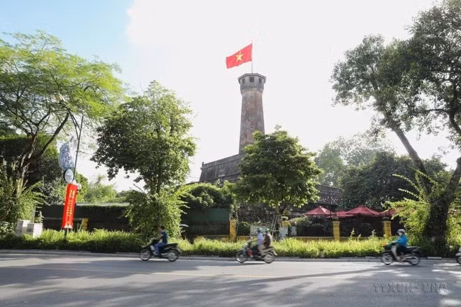 Mât du drapeau de Hanoi. Photo : VNA.