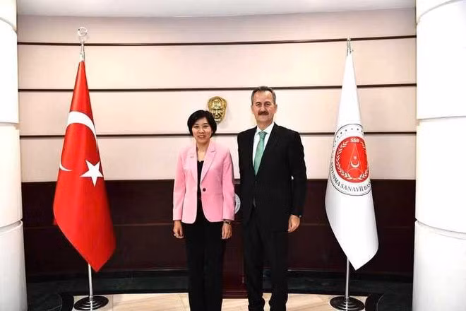 Mme Dang Thi Thu Ha et le président de l’Agence des industries de défense (SSB), Haluk Gorgun. Photo : vtcnews.vn