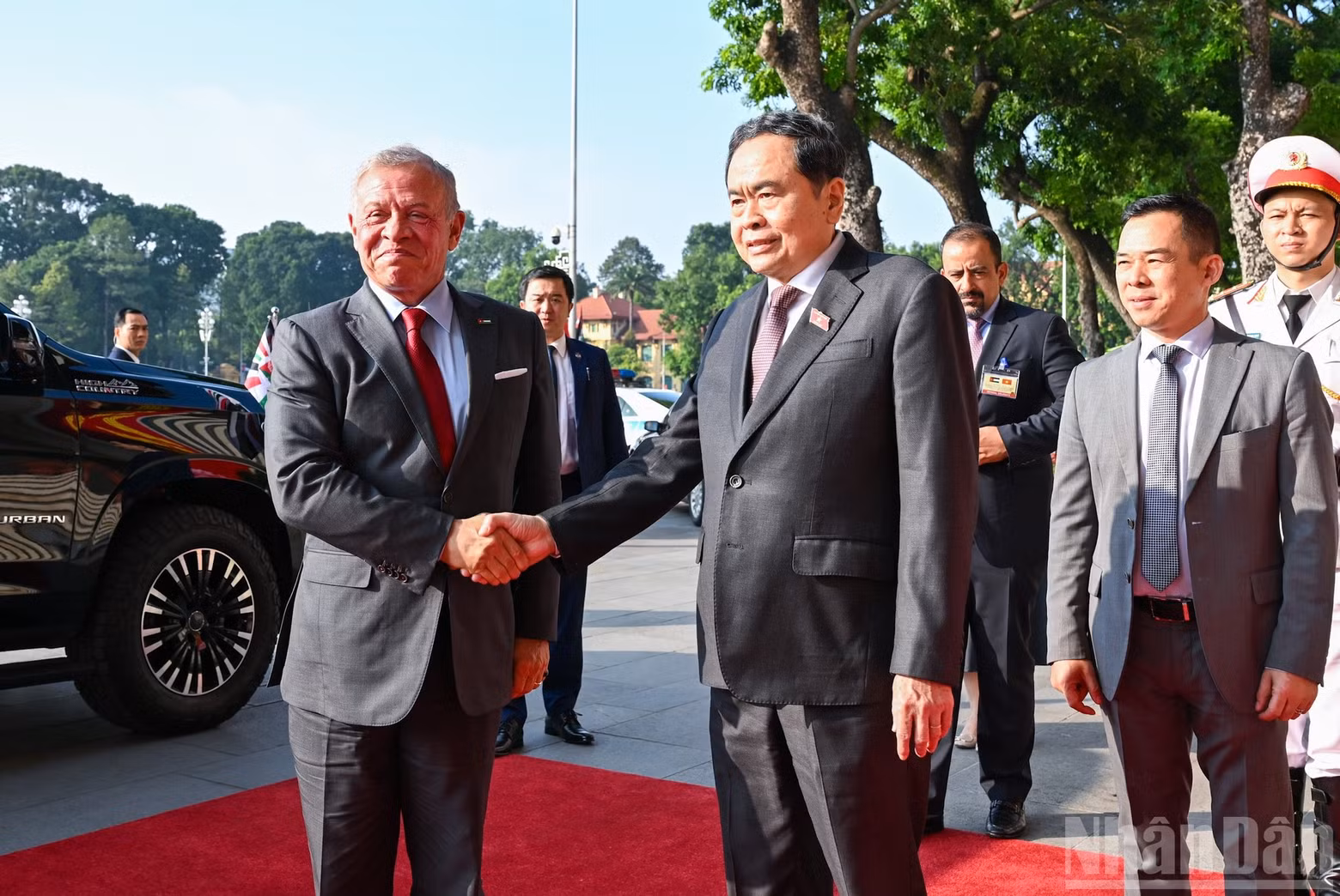 Le président de l’Assemblée nationale Tran Thanh Man accueille le roi de Jordanie Abdullah II Ibn Al Hussein. (Photo : Duy Linh)