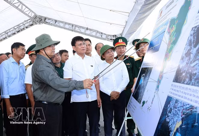 Le Premier ministre Pham Minh Chinh inspecte le projet du port international de passagers de Phu Quoc. Photo : VNA.