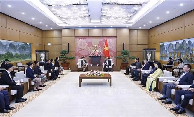 Le président de l’Assemblée nationale du Vietnam, Trân Thanh Mân, reçoit la présidente de la Cour suprême populaire du Laos, Viengthong Siphandon, à Hanoi, le 29 octobre. Photo : VNA