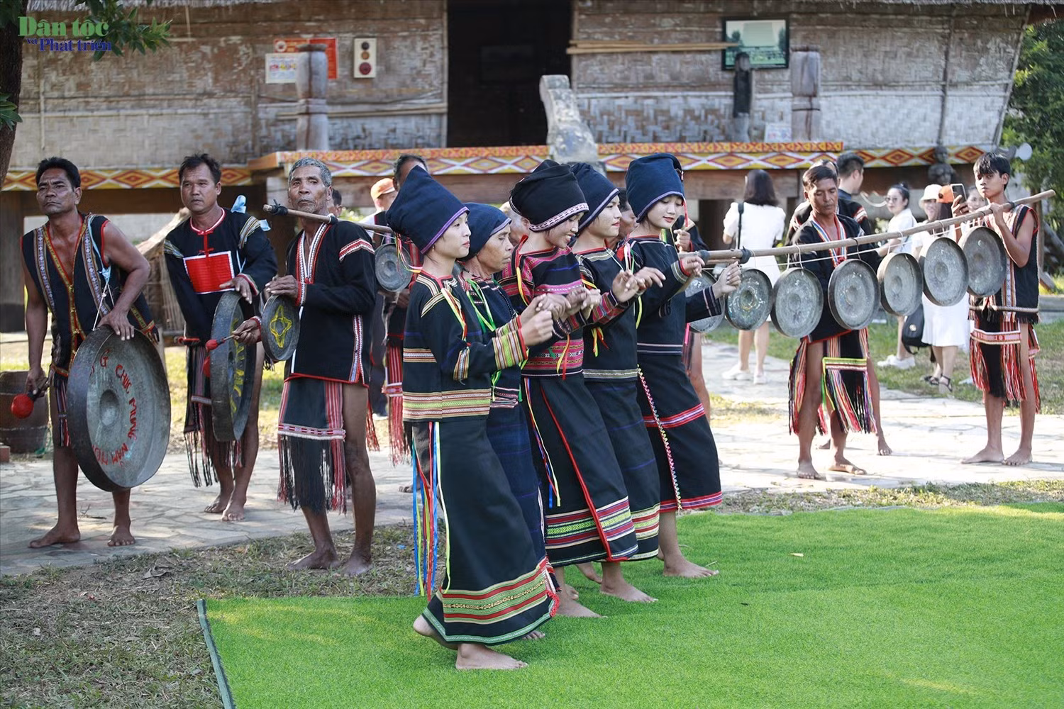 Les habitants Gia Rai interprètent des gongs et exécutent la danse xoang pour prier pour une nouvelle récolte placée sous le signe de pluies bienfaisantes, de vents favorables et de végétation prospère.