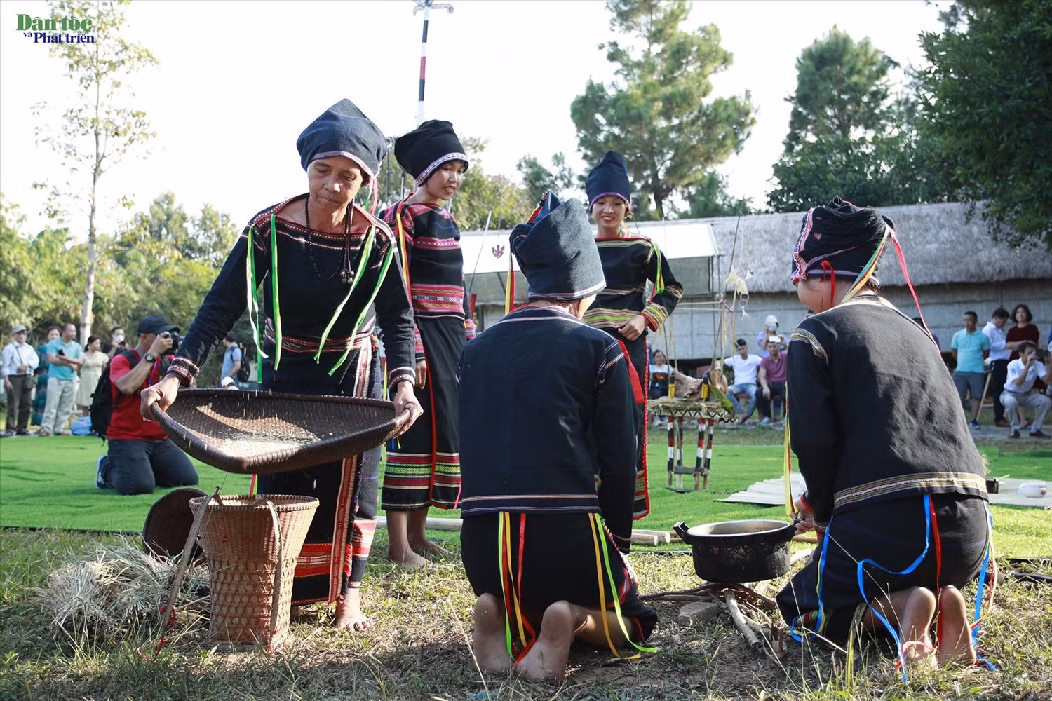 Les habitants Gia Rai préparent les offrandes pour le rituel sacrificiel organisé dans la maison du maître du riz.