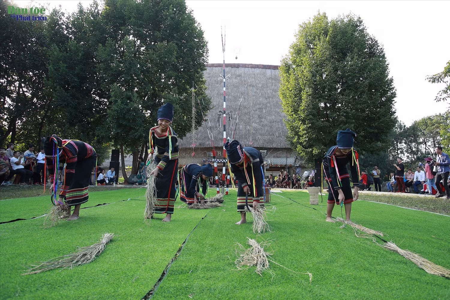 Après la cérémonie vient la fête : tout le village se réunit pour partager les repas, boire du vin, danser le xoang, battre les gongs et les tambours dans une atmosphère joyeuse et communautaire.