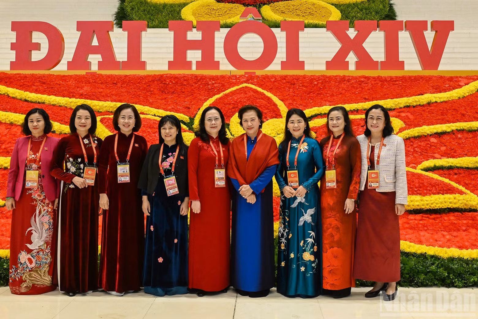 L’ancienne Présidente de l’Assemblée nationale Nguyen Thi Kim Ngan avec les délégués participant à la séance d’ouverture. (Photo : DUY LINH)