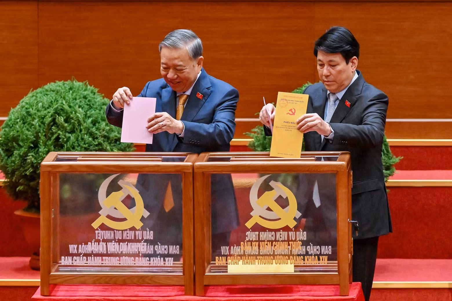 Le Secrétaire général To Lam et le Président de l’État Luong Cuong ont déposé leurs bulletins de vote pour élire les membres titulaires et suppléants du Comité central du Parti du XIVe mandat.