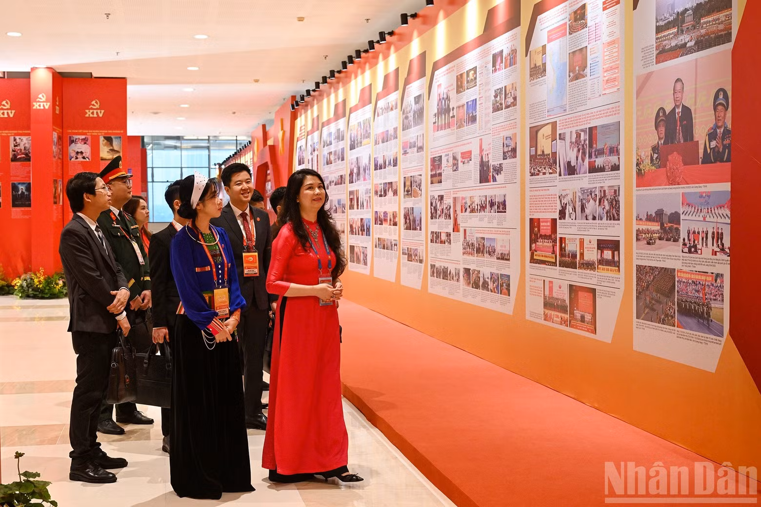 Les délégués visitent l’espace d’exposition du Congrès. (Photo : TRAN HAI)