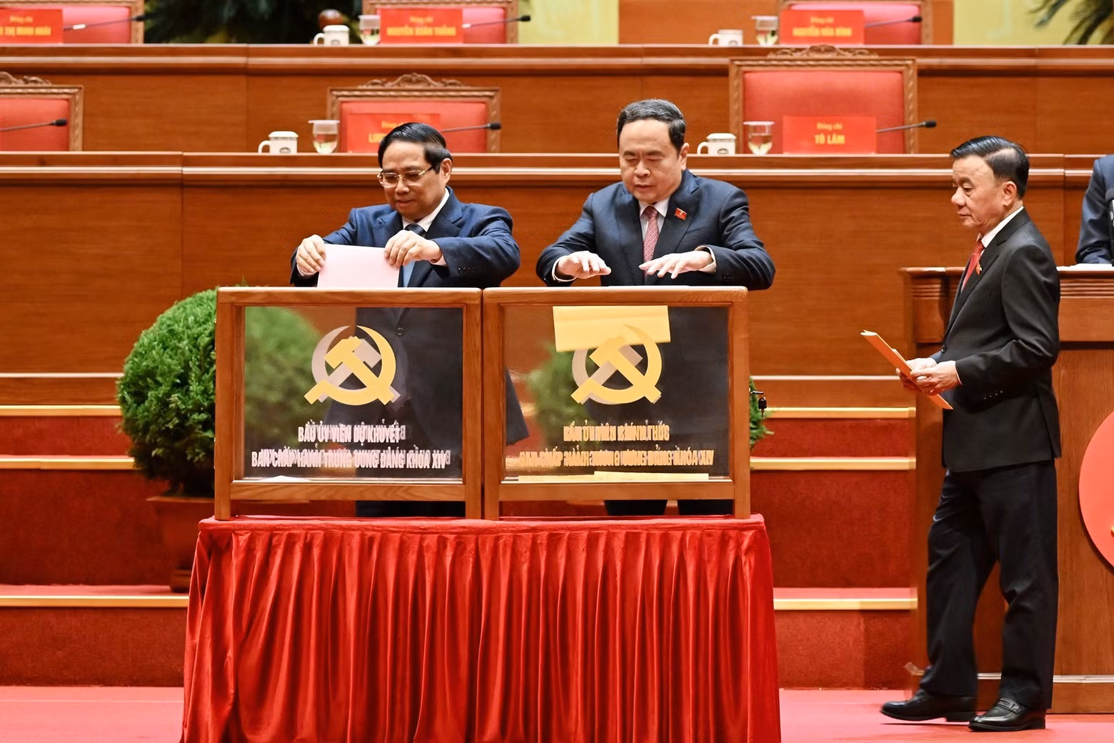 Le Premier ministre Pham Minh Chinh, le Président de l’Assemblée nationale Tran Thanh Man et le Permanent du Secrétariat Tran Cam Tu ont voté pour l’élection du Comité central du XIVe mandat.