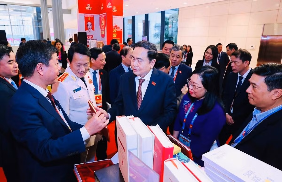 Le président de l'Assemblée nationale Tran Thanh Man et les délégués dans la zone d'exposition de livres et de journaux célébrant le XIVe Congrès du Parti communiste du Vietnam (PCV).