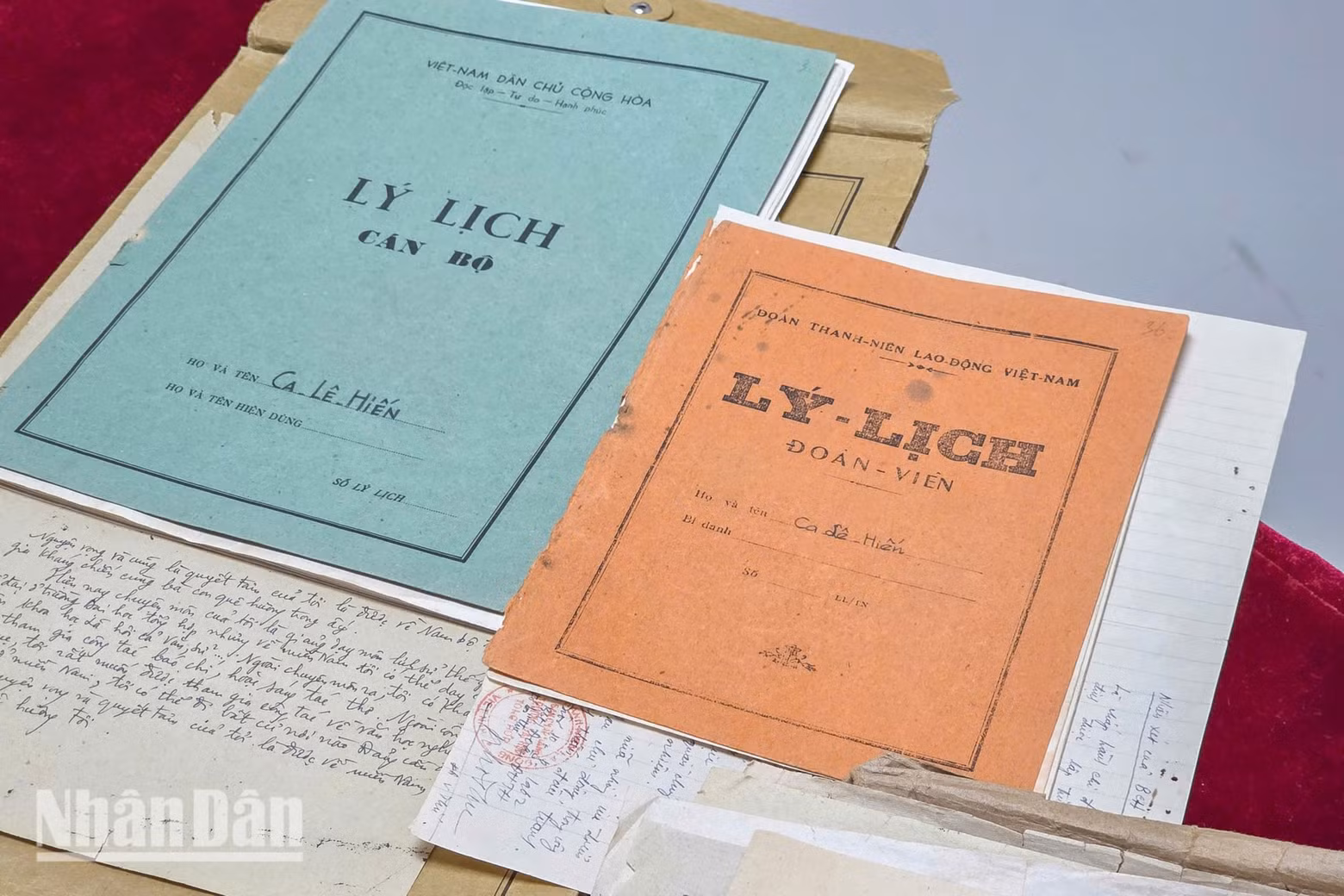 Certains documents attestent de leur niveau d’études et de leur volonté de contribuer à la reconstruction du pays une fois la paix revenue. Photo : MINH DUY.