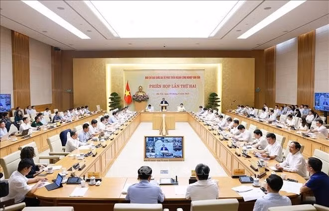 La deuxième réunion du Comité directeur national sur le développement de l'industrie des semi-conducteurs a eu lieu dans la matinée du 4 août à Hanoi, sous la présidence de son chef, le Premier ministre Pham Minh Chinh. Photo: VNA