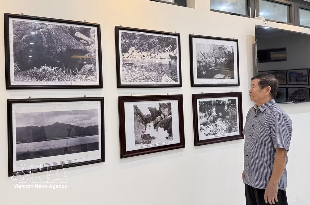Exposition d'images et d'objets liés aux "navires sans numéro" et à la piste Hô Chi Minh en mer, au site historique de Vung Ro. Photo : VNA