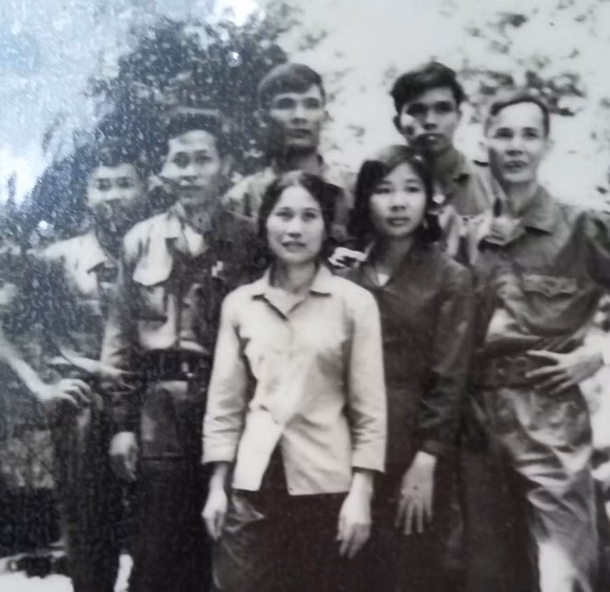 nha-bao-le-thu-ben-trai-va-kim-anh-cung-cac-dong-nghiep-o-chien-truong-khu-5.jpg