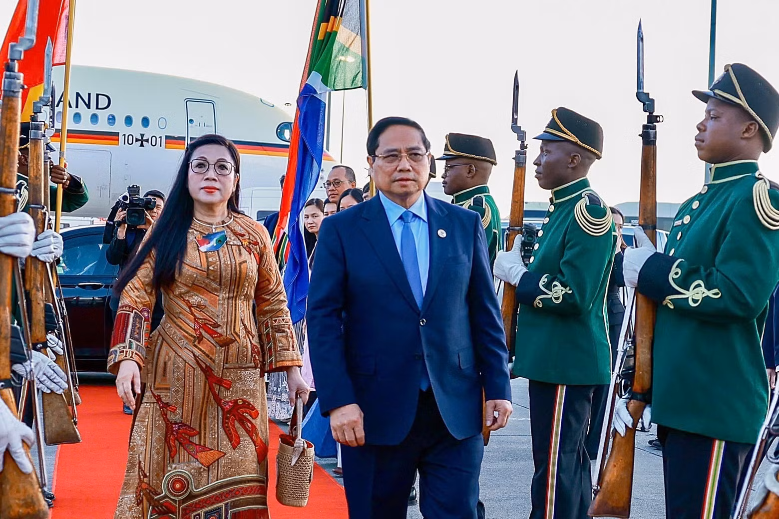 Cérémonie d’adieu à l’occasion du départ du Premier ministre Pham Minh Chinh et de son épouse, à l’issue de leur participation au Sommet du G20 en Afrique du Sud. (Photo : Duong Giang – VNA)