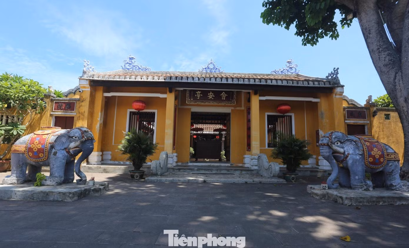 Construite au XVIIIe siècle, la maison communale de Hoi An a été déplacée à son emplacement actuel en 1907, sous le règne de Thanh Thai (19e année), en raison de la construction d’une voie de circulation, aujourd’hui la rue Le Loi. En 1942, le bâtiment antérieur a été ajouté, donnant naissance à la configuration architecturale conservée jusqu’à aujourd’hui.