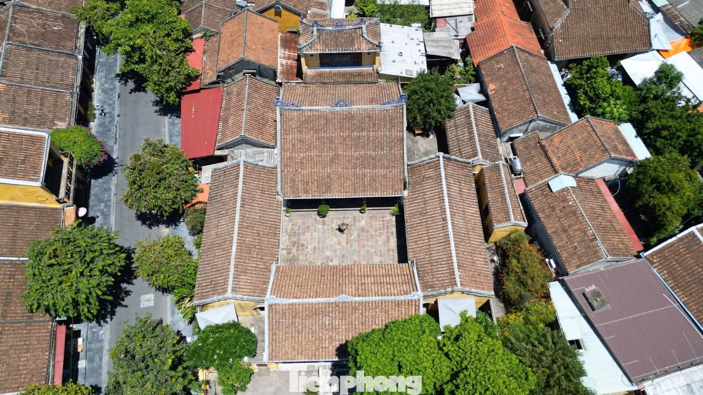L’édifice présente une grande envergure, avec un plan architectural en forme du caractère chinois « Khau ».