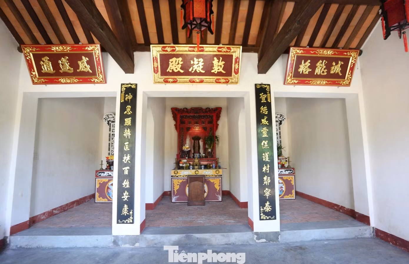 À l’intérieur de la cour se trouve également un sanctuaire à trois travées dédié au Génie tutélaire du village, aux divinités Trois Déesses et aux divinités des Cinq Éléments.