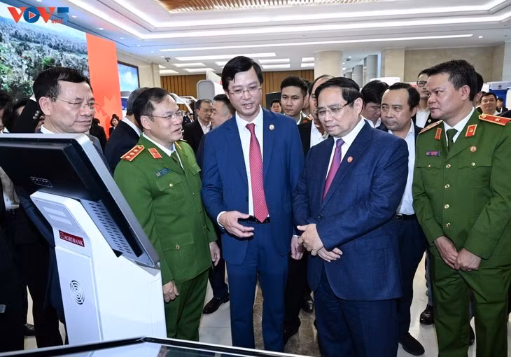 Le Premier ministre Pham Minh Chinh visite les stands d’exposition. Photo: Lại Hoa/VOV