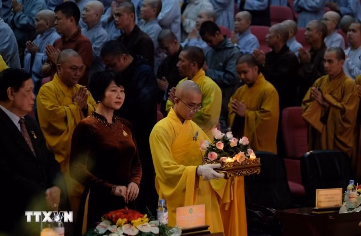 Les délégués accomplissent les rites lors de la cérémonie d’ouverture du Vesak 2570 du calendrier bouddhique à Da Lat, le 23 mai 2026. Photo : Nguyen Dung/VNA..