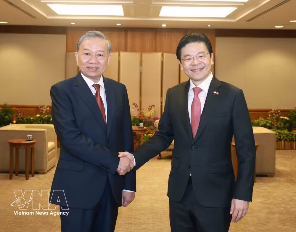 Le dirigeant Tô Lâm et le Premier ministre singapourien Lawrence Wong. Photo : VNA.