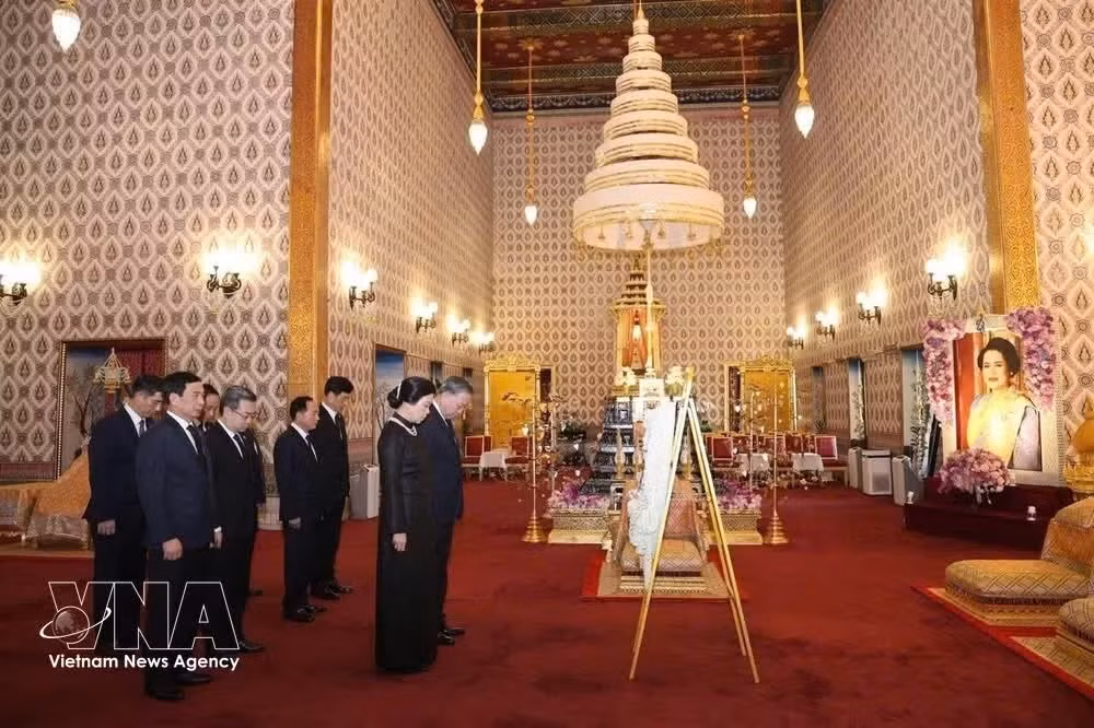 Le secrétaire général et président To Lam, accompagné de son épouse Ngo Phuong Ly et de la délégation vietnamienne de haut rang, rend en hommage à la reine mère Sirikit de Thaïlande. Photo: VNA
