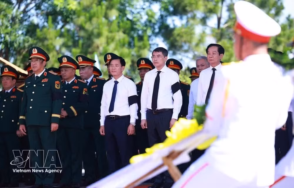Le Premier ministre Le Minh Hung observe une minute de silence en mémoire des soldats volontaires et experts vietnamiens tombés au Laos. Photo: VNA