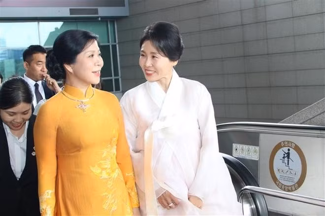 Kim Hye Kyung, épouse du président de la République de Corée, et Ngo Phuong Ly, épouse du secrétaire général du PCV, visitent le Musée national de la République de Corée. Photo : VNA.