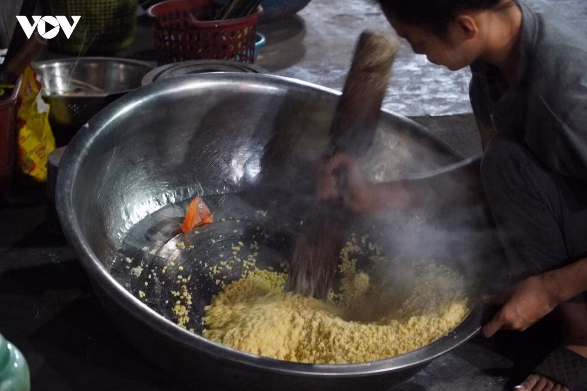 La farce : Les haricots mungo tout juste cuits à la vapeur sont pilés à la main selon la méthode traditionnelle pour offrir une saveur douce et onctueuse.