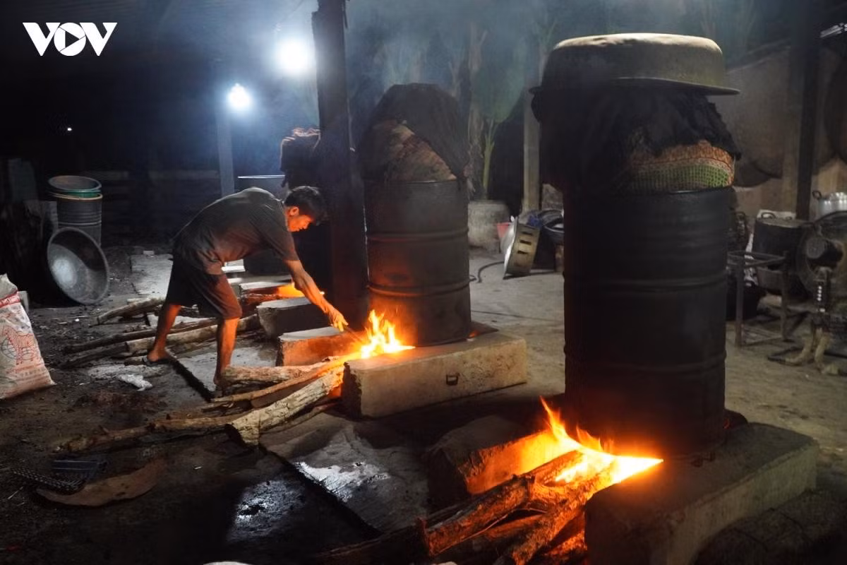 02h00 – 04h00 : Surveillance constante du feu pendant deux heures pour garantir une cuisson parfaite.
