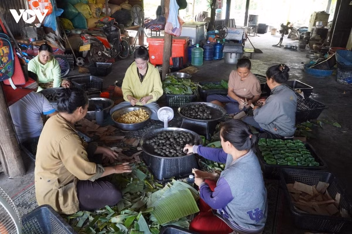 Parmi les cinq familles qui y perpétuent la confection du bánh gai, celle de M. Nguyễn Văn Thú et Mme Lê Thị Tịa représente la plus ancienne et la plus importante boulangerie artisanale, transmise depuis quatre générations.