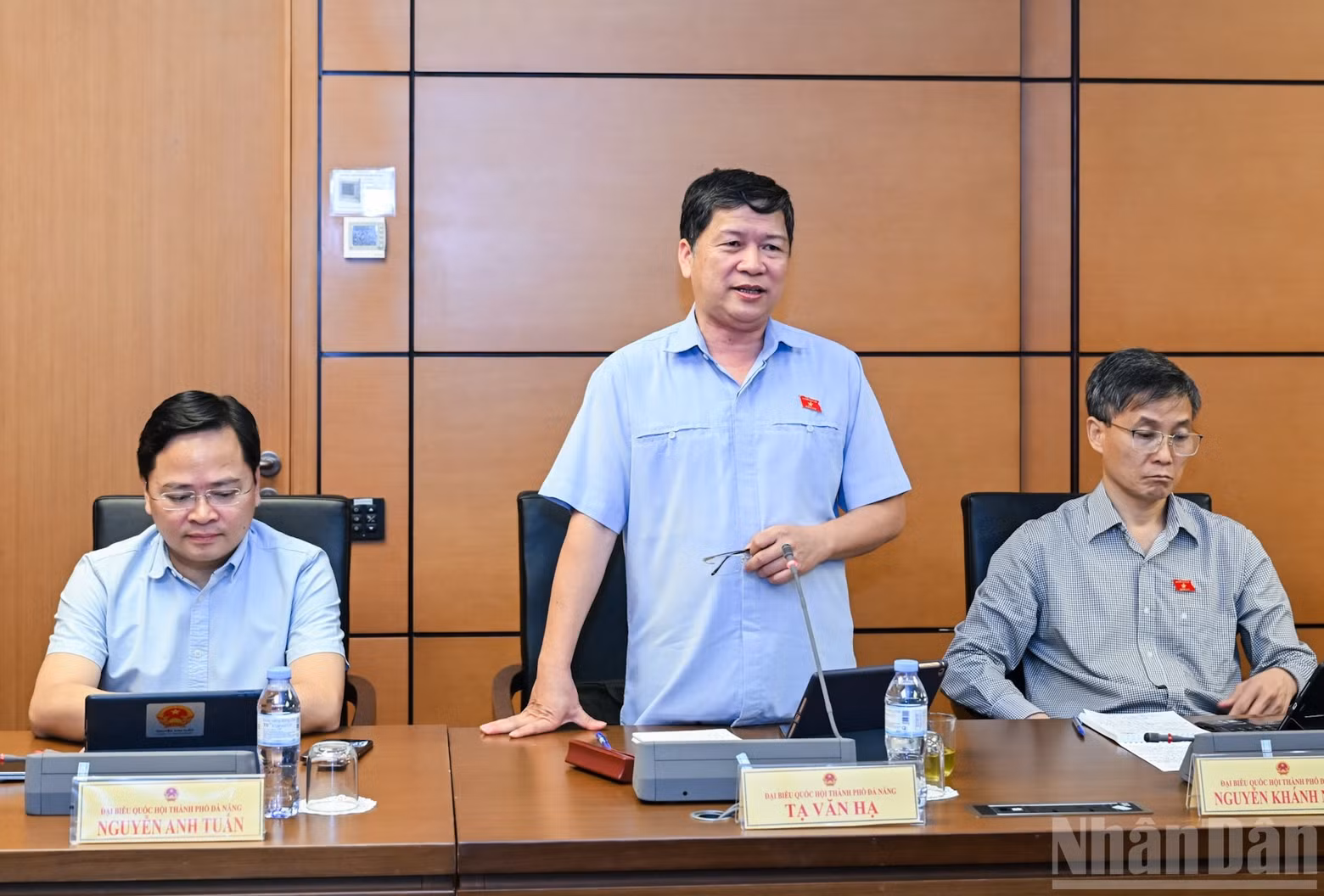 Le député Ta Van Ha, de Da Nang, prend la parole lors d’une séance de discussion en groupe. (Photo : DUY LINH)
