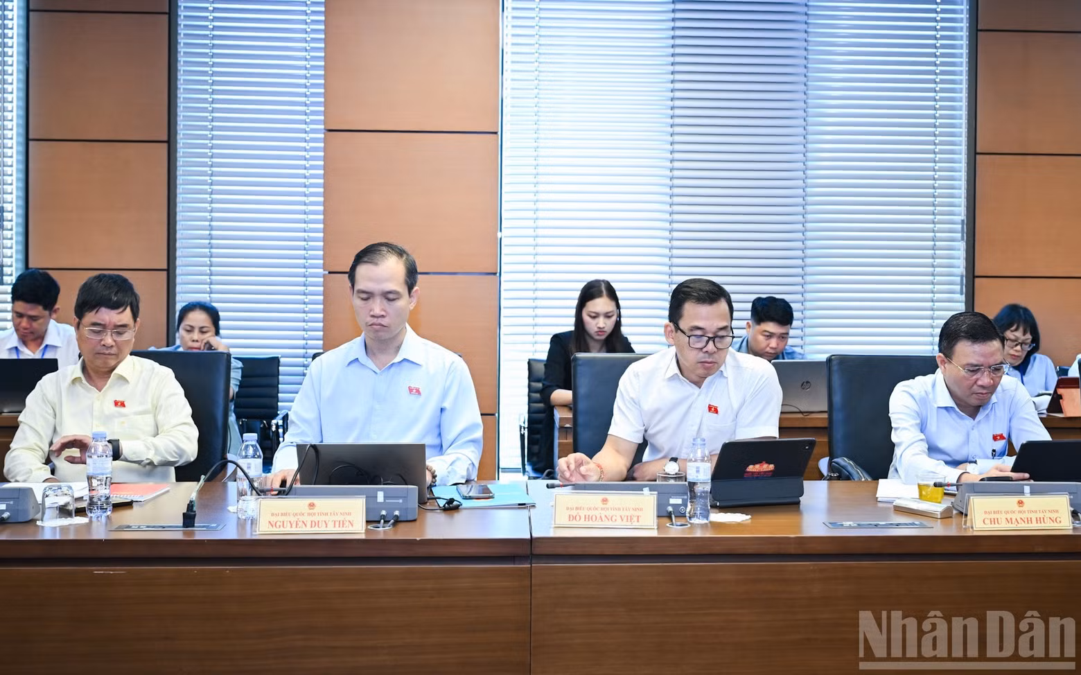 Les députés du groupe 6 lors de la séance de discussion en groupe. (Photo : DUY LINH)