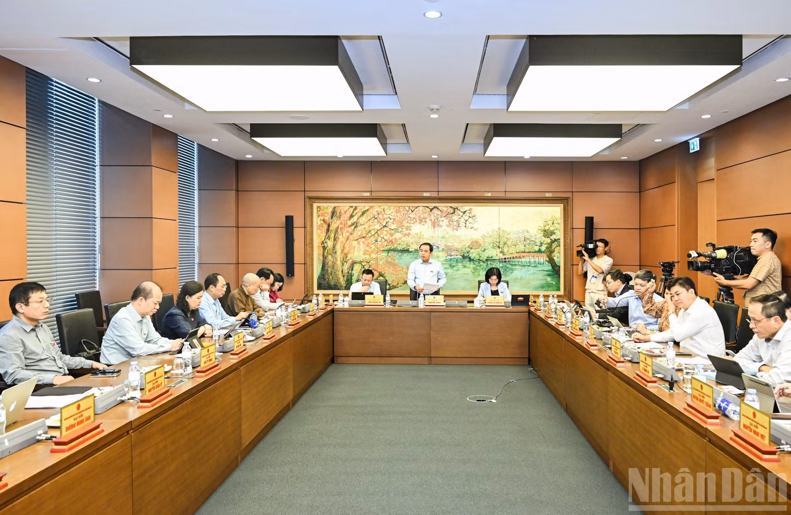 La délégation de l’Assemblée nationale de Hanoï lors d’une séance de discussion en groupe. (Photo : DUY LINH)