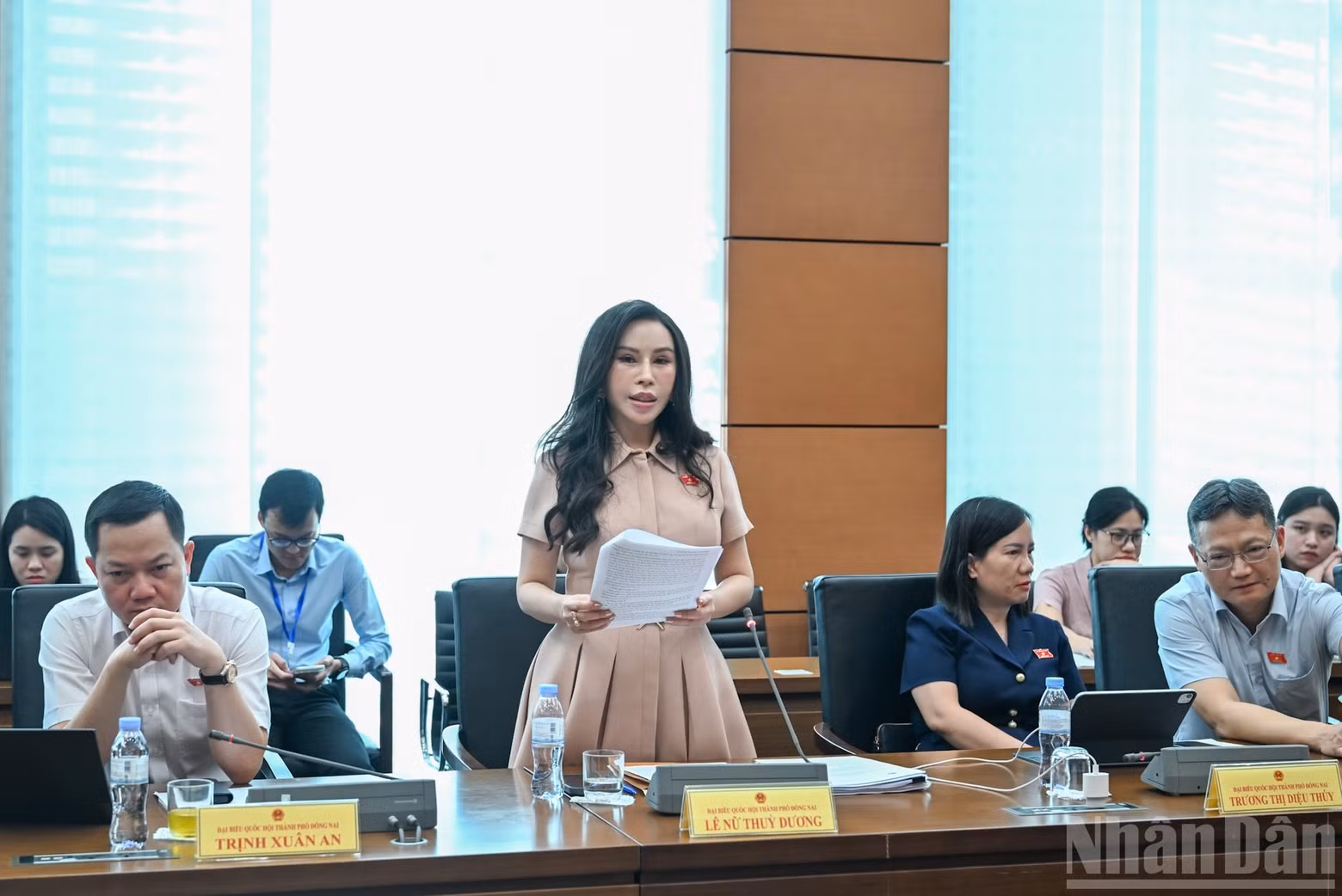 La députée Le Nu Thuy Duong, de Dong Nai, prend la parole lors de la séance de discussion du groupe 4, composé des délégations de l’Assemblée nationale de Dong Nai et des provinces de Quang Tri et de Dien Bien. (Photo : DUY LINH)