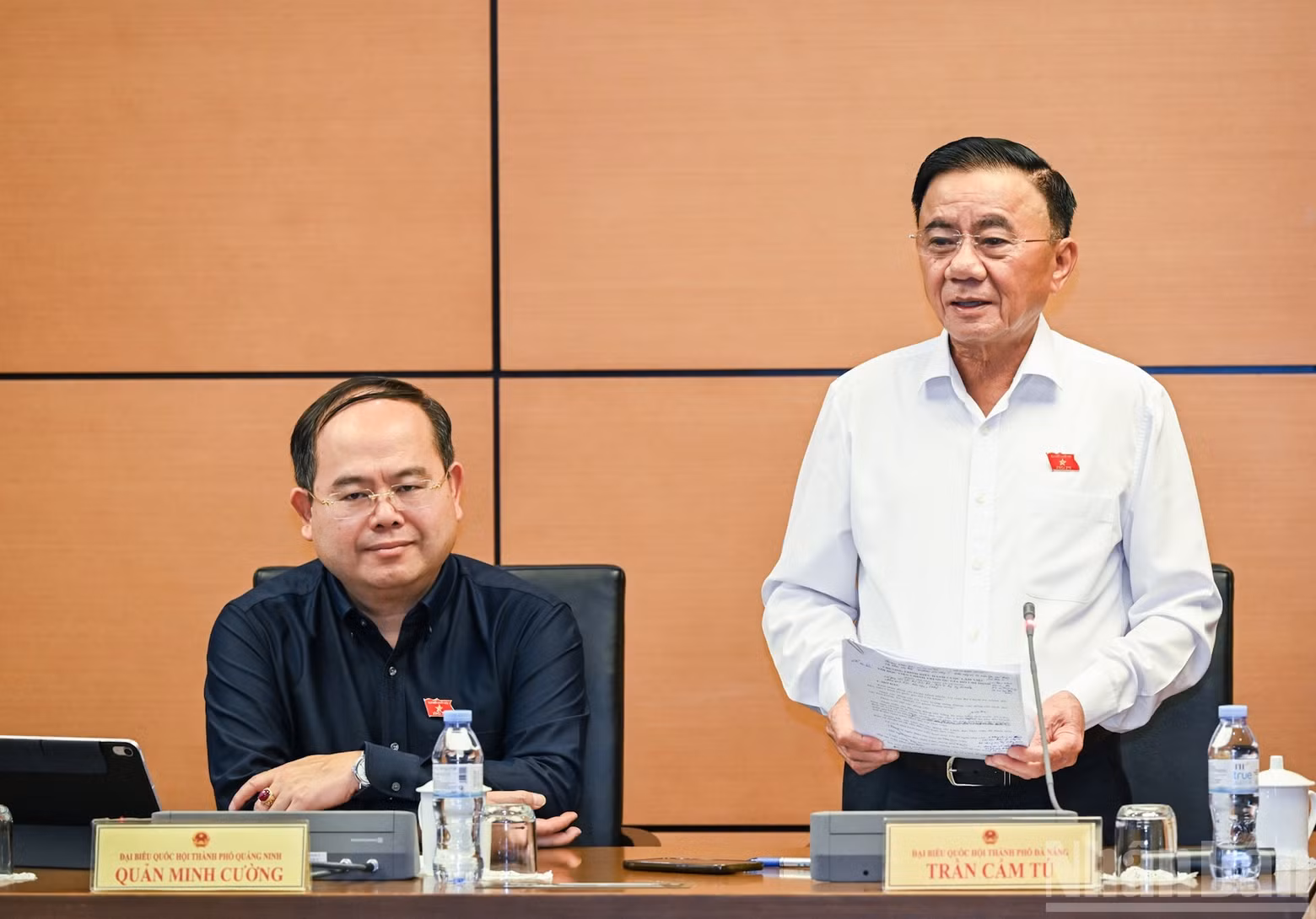 Le membre permanent du Secrétariat du Comité central du Parti, Tran Cam Tu, prend la parole lors de la séance de discussion du groupe 5, composé des délégations de l’Assemblée nationale de Quang Ninh, de Da Nang et de la province de Cao Bang. (Photo : DUY LINH)