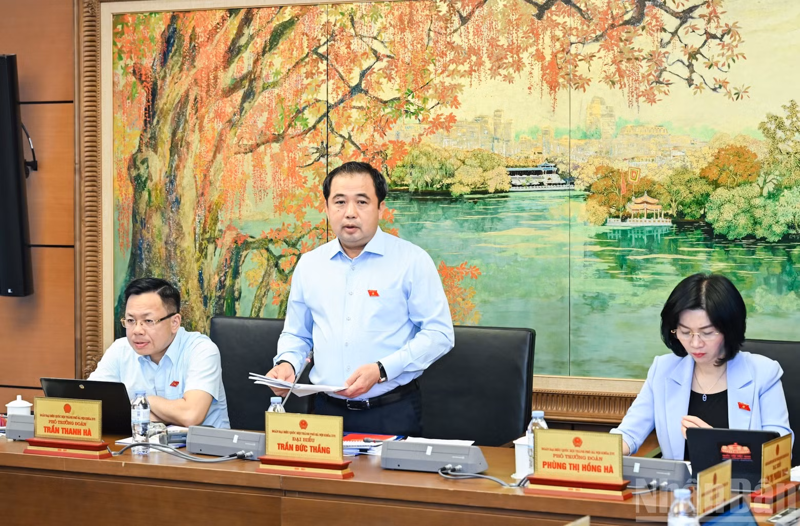 Le secrétaire du Comité du Parti de Hanoï, Tran Duc Thang, prend la parole lors d’une séance de discussion en groupe. (Photo : DUY LINH)