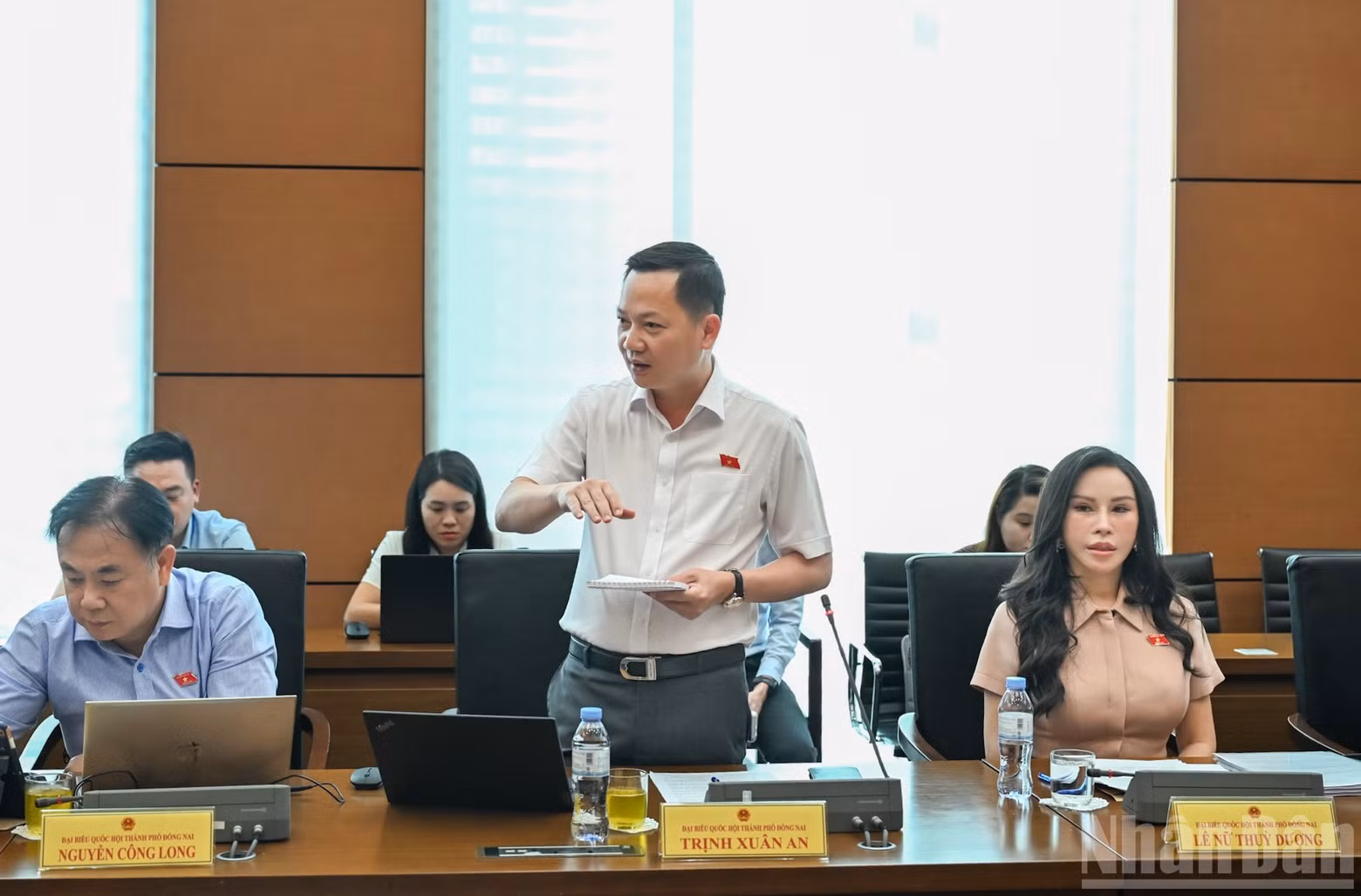 Le député Trinh Xuan An, de Dong Nai, prend la parole lors d’une séance de discussion en groupe. (Photo : DUY LINH)