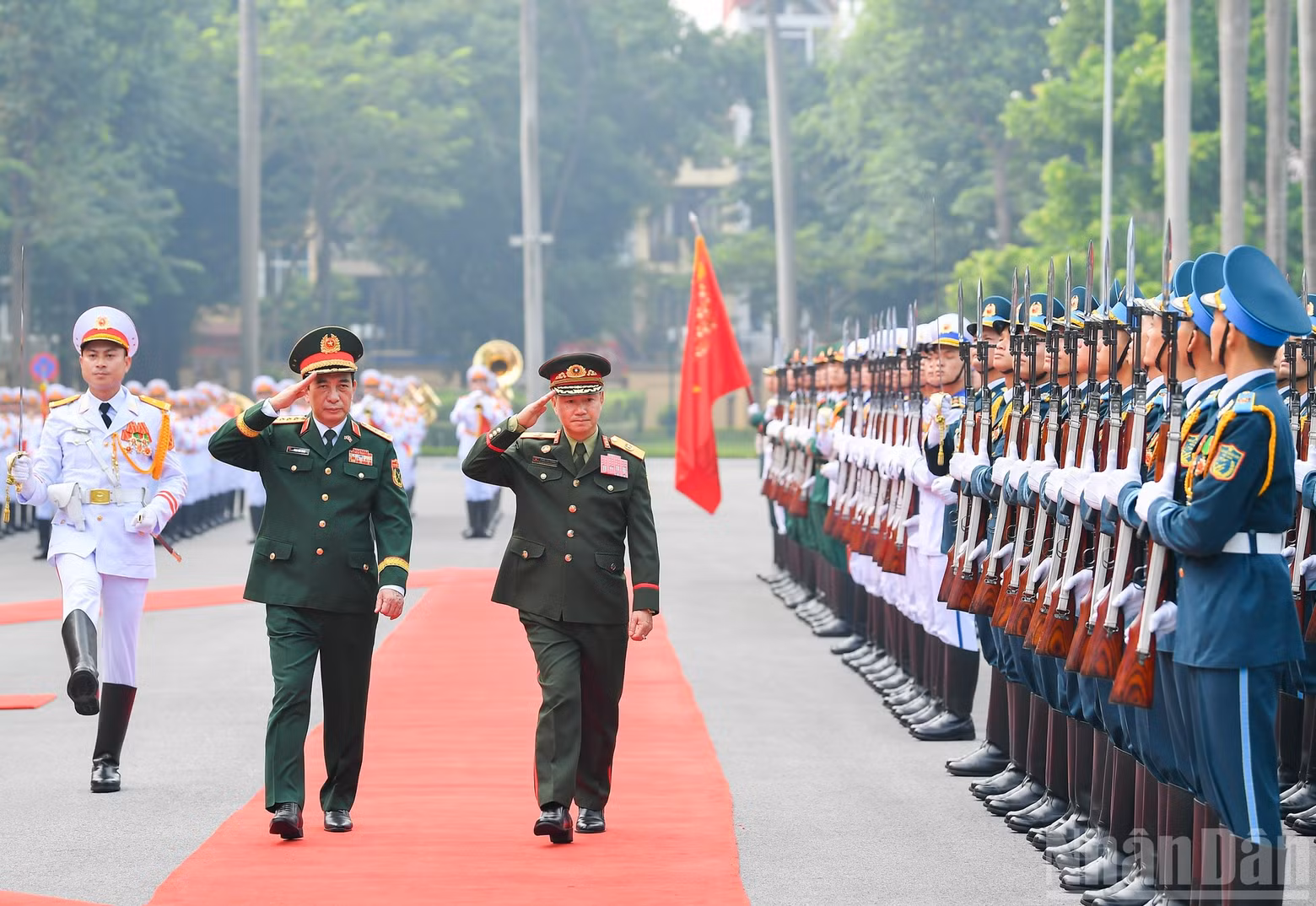 Les généraux d’armée Phan Van Giang et Khamliang Outhakaysone passent en revue la garde d’honneur de l’Armée populaire du Vietnam. (Photo : THE DAI)