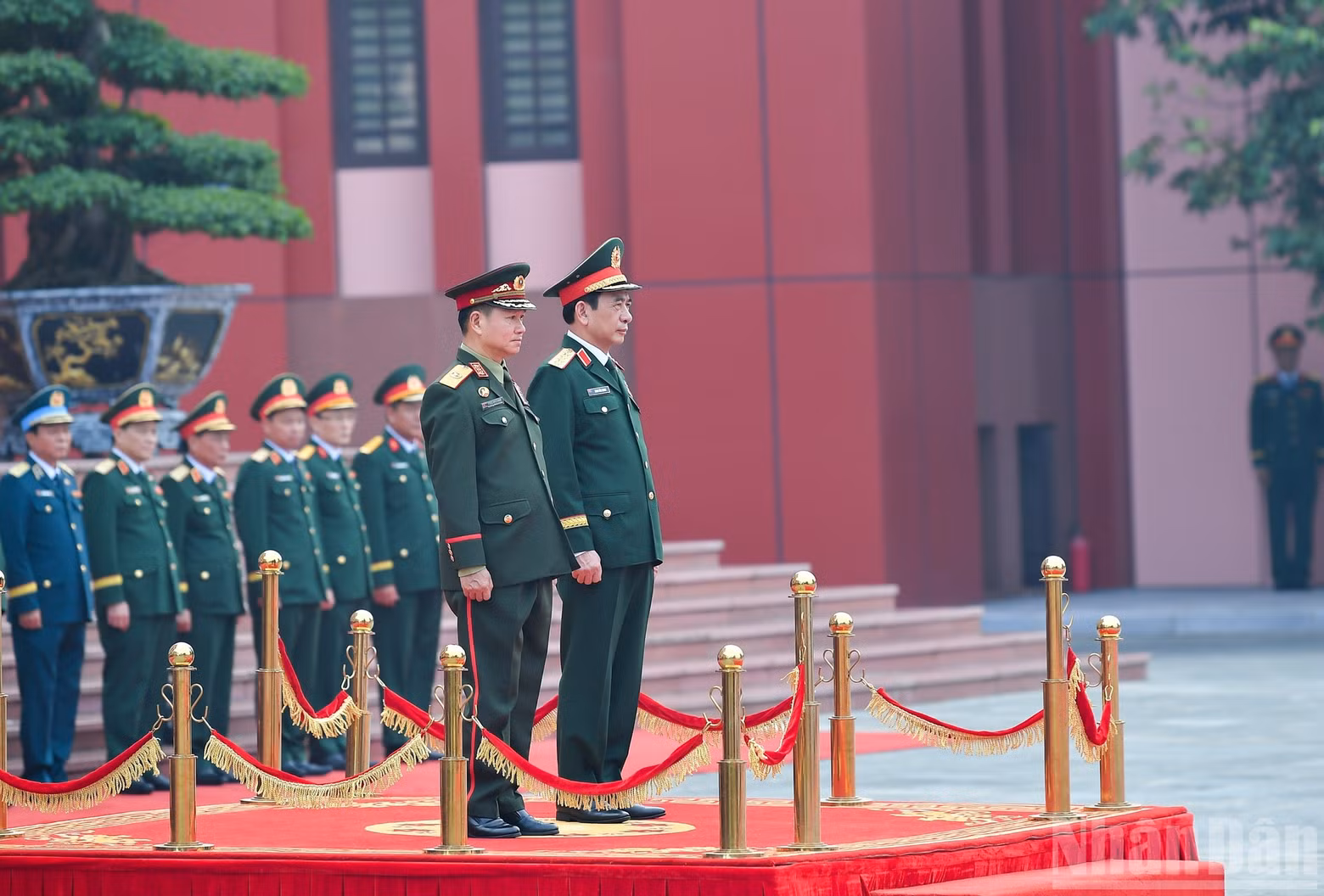 Les généraux d’armée Phan Van Giang et Khamliang Outhakaysone lors de la cérémonie d’accueil. (Photo : THE DAI)