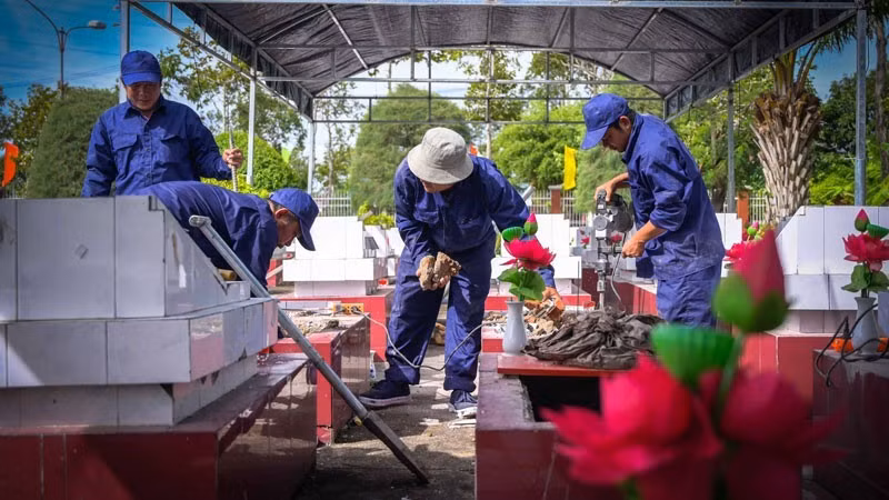 Le processus de prélèvement d'échantillons de dépouilles de martyrs est effectué avec rigueur. (Photo : PHUONG VU)