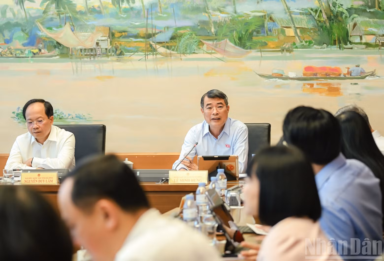 Le Premier ministre Le Minh Hung prend la parole lors de la séance de discussion du groupe 3, composé des délégations de l’Assemblée nationale de Hai Phong, des provinces de Ha Tinh et de Lang Son. (Photo: DUY LINH)