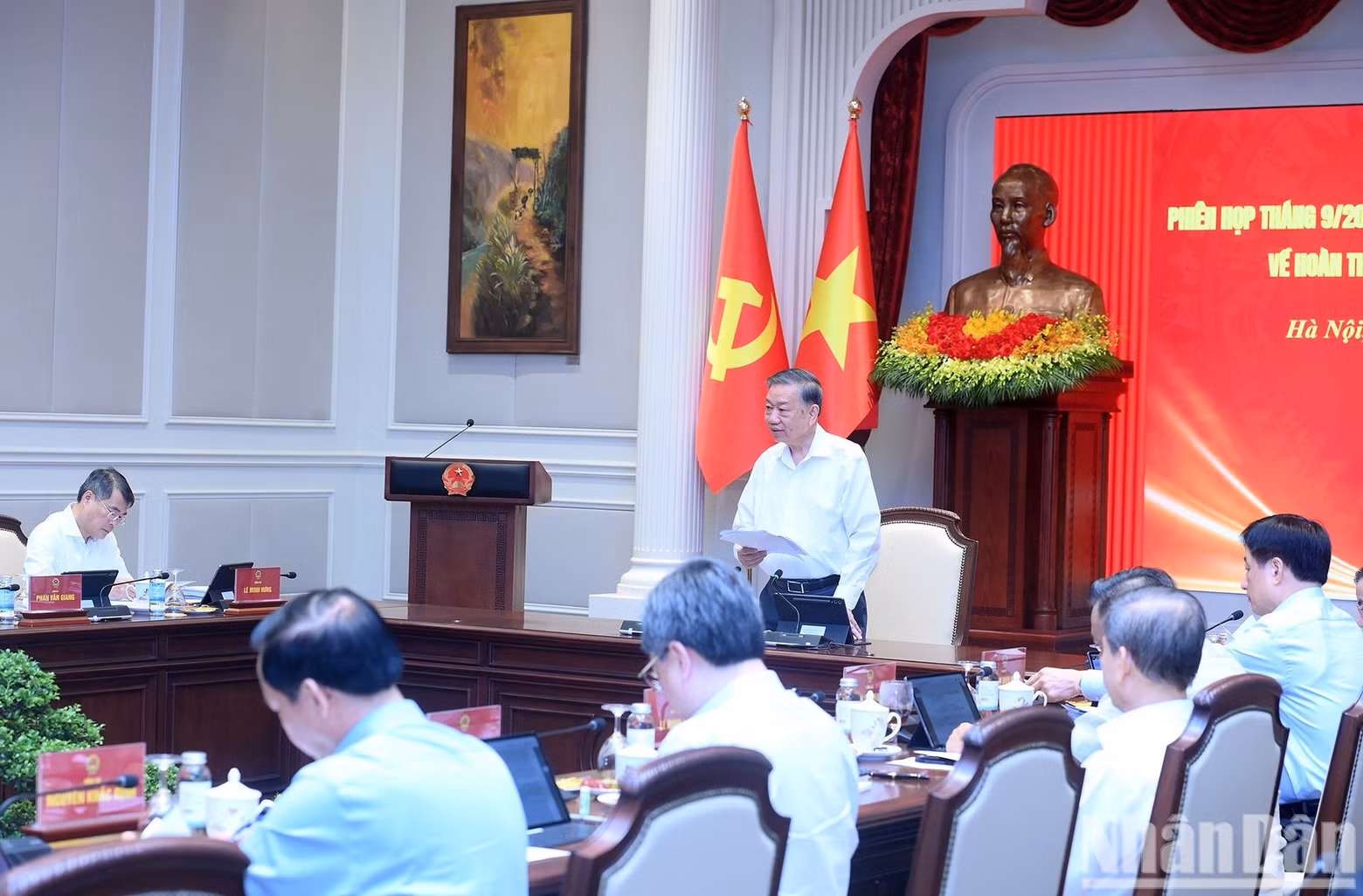 Le Secrétaire général du Parti communiste du Vietnam et président de la République Tô Lâm prend la parole lors de la séance.