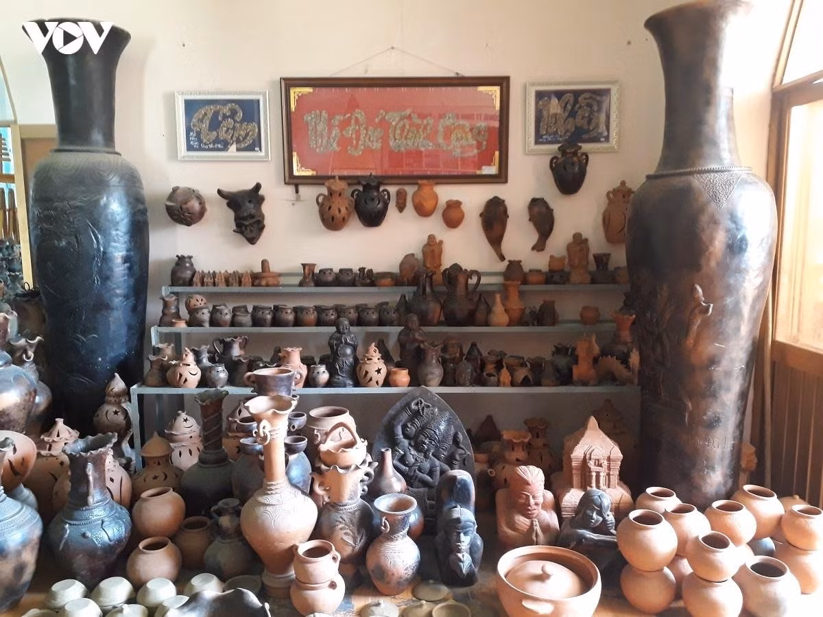 Les trois principales gammes de produits de la poterie de Bàu Trúc sont les objets utilitaires, les objets à caractère spirituel et les articles d’artisanat d’art.