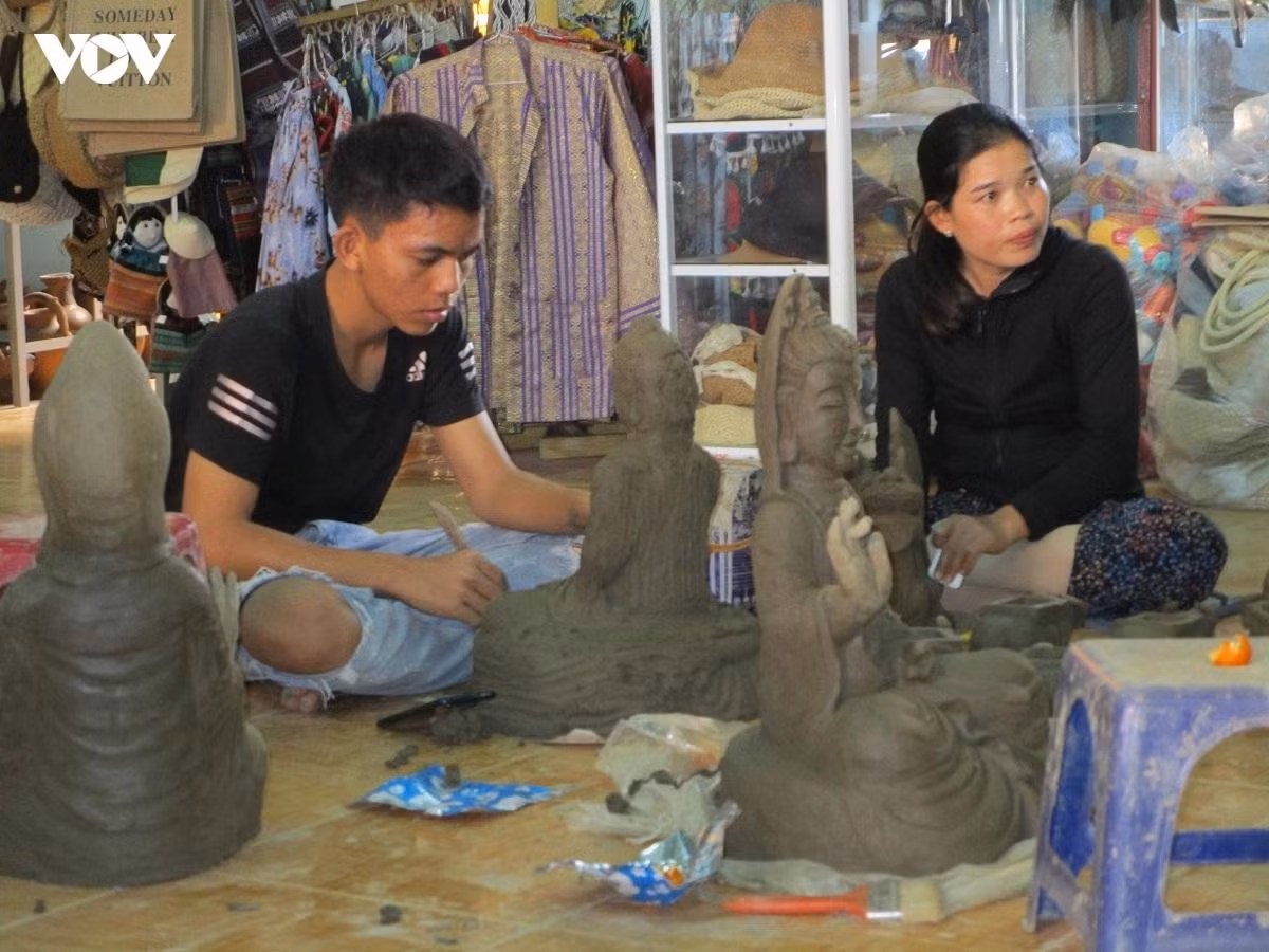 Les jeunes artisans s’intéressent de plus en plus au métier traditionnel de leur communauté.