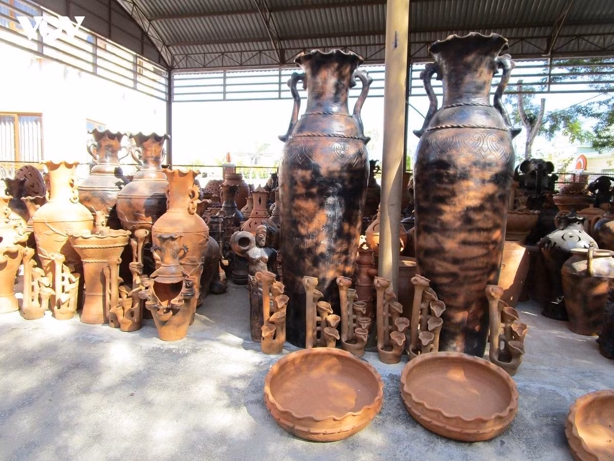 Les produits de la poterie cham de Bàu Trúc se distinguent par leurs couleurs caractéristiques.