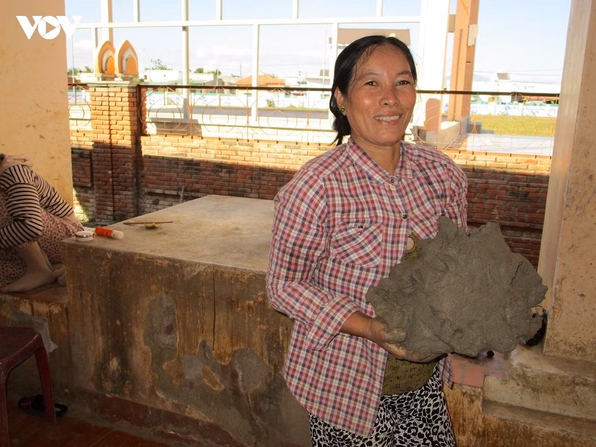 Le sourire des artisans après avoir façonné les blocs d’argile.